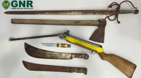 Homem detido por ameaça agravada tinha várias armas em casa