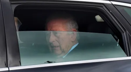 Rei Carlos III visto pela primeira vez após hospitalização de urgência