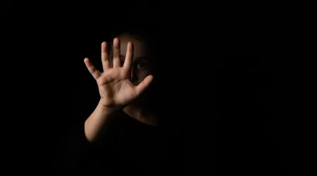 Preventiva para rapaz de 17 anos que abusou da irmã de 9. Mãe denunciou