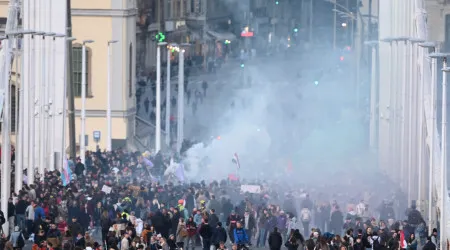 Milhares protestam em Budapeste contra lei que proíbe Marcha do Orgulho
