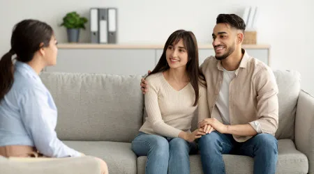 Como a terapia de casal pode beneficiar cada fase dos relacionamentos