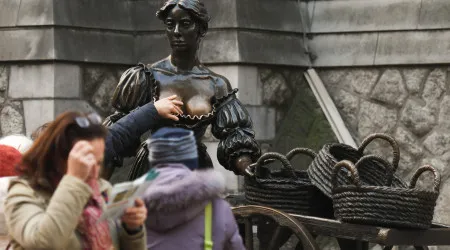 Estátua em Dublin vai ter guardas para evitar que pessoas a 'apalpem'