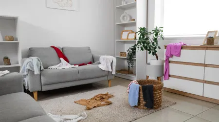 Sala desorganizada? Livre-se destas coisas o mais rápido possível