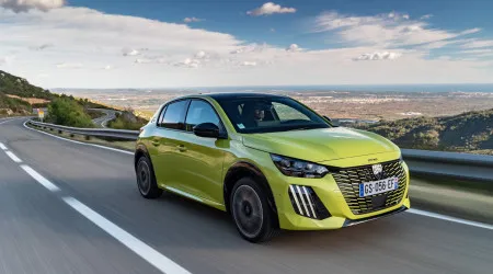Peugeot e-208 alarga autonomia e oferece agora 433 km