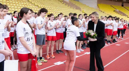 Princesa Charlene 'quebra protocolo' com escolha inusitada de calçado