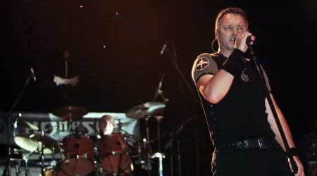Cantor neo-nazi vende maior número de bilhetes de sempre para um concerto