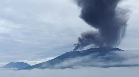 Vulcão na Indonésia entra em erupção e cria grande nuvem de cinzas. Veja