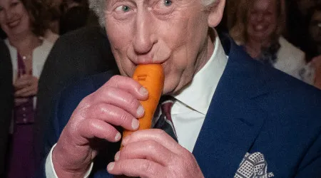 Insólito! Carlos III toca flauta... com instrumento feito de cenoura