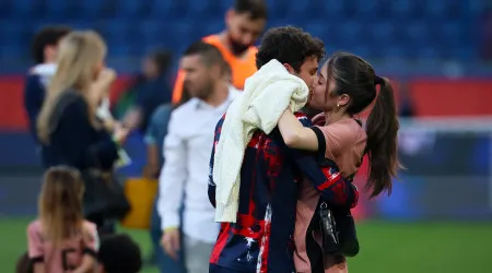 João Neves é campeão, 'manda namorada ao chão' e dá beijo apaixonado