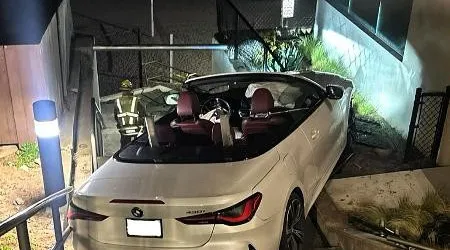 BMW 'voou' para escadaria na praia e polícia aproveitou acidente insólito