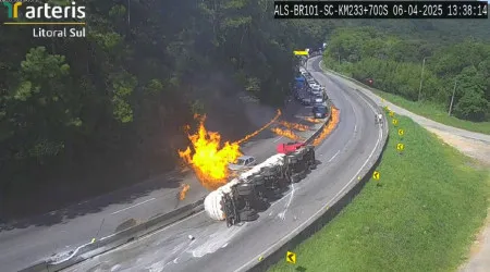 Camião com álcool tomba e explode. Fogo destruiu dezenas de carros