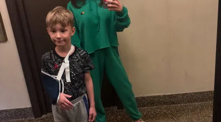 Hilaria Baldwin revela que filho fraturou clavícula em parque infantil
