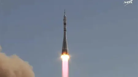 Foguetão Soyuz MS-27 descola com dois russos e um norte-americano