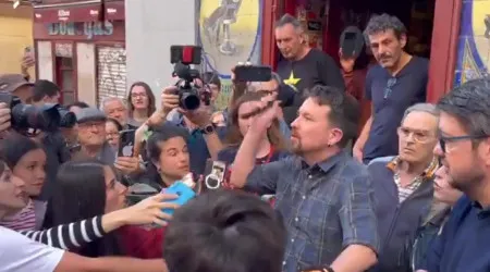 "És um provocador". Pablo Iglesias atira microfone para o ar e há imagens