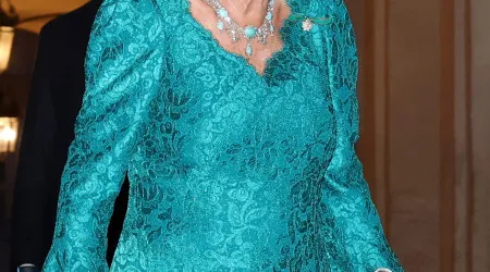 O visual que a rainha Camilla escolheu para celebrar bodas de porcelana