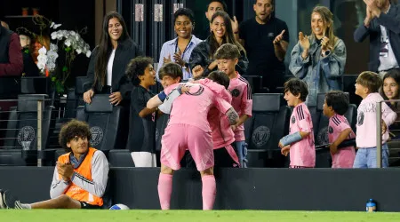 Lionel Messi festeja com os filhos após (grande) vitória. As imagens