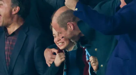 Príncipe William em (grande) festa com o filho durante jogo em França