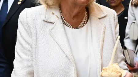 De visita a Roma, Camilla faz uma pausa... para comer um gelado