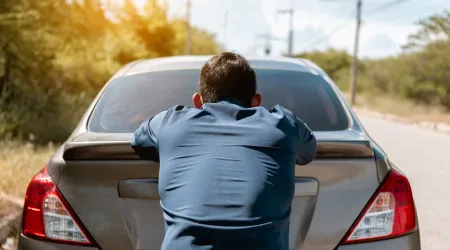 O truque viral que serve para empurrar facilmente o seu carro sozinho