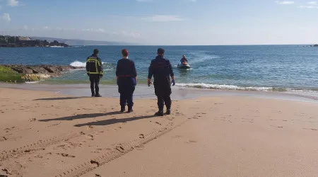 Dois jovens de 17 e 22 anos resgatados na praia do Sul na Ericeira