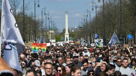 Manifestantes em Budapeste contestam medidas contra a diversidade