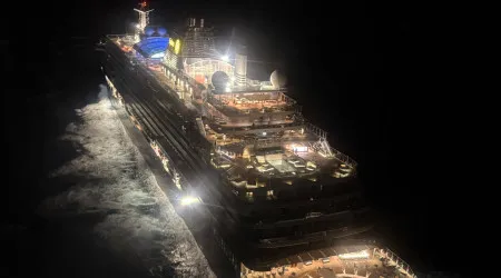 Idoso retirado de navio cruzeiro por necessitar de "assistência urgente"