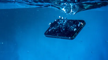 Telemóvel caiu à água? Eis o que deve (e não deve) fazer