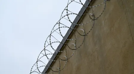 Dez presos "armados e perigosos" ainda em fuga de prisão nos EUA