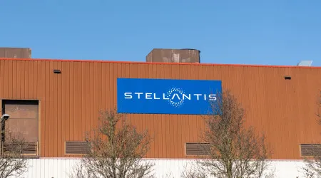 Stellantis diz que tarifas e "regulação" são ameaças ao setor automóvel
