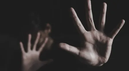 Agride mulher e impede menor de pedir ajuda. Vítima já tinha acionado PSP