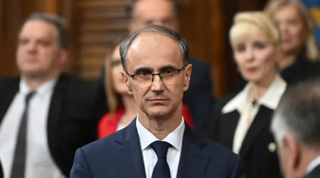 Médico Djuro Macut assume governo sérvio sem que parem manifestações
