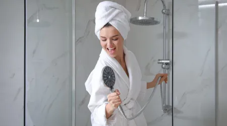 Canta no chuveiro? Eis o ranking das melhores músicas para o fazer