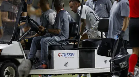Neymar volta a lesionar-se e pode parar mais de um mês
