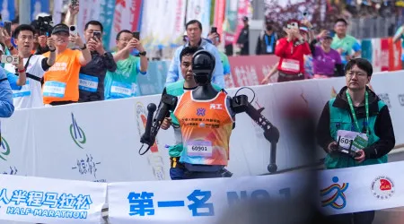 Não é 'Black Mirror', é real. Robôs correm na meia maratona de Yizhuang