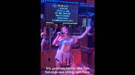 Canta Blink-182 no karaoke sem saber que vocalista está na plateia. Veja