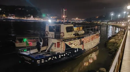 Embarcação à deriva no rio Douro devido a avaria auxiliada pela AMN