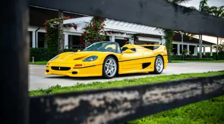 Este Ferrari F50 é único, está à venda e pertenceu a um famoso