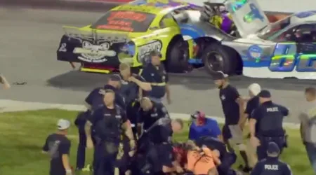 Pilotos da NASCAR desentendem-se e acabam ao soco