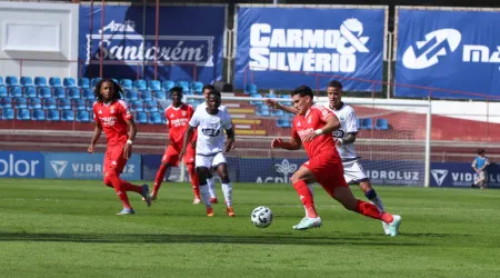 Benfica vence em Torres Vedras e adia título para a última jornada