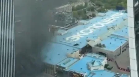 Carro explode em estacionamento de centro comercial em Moscovo