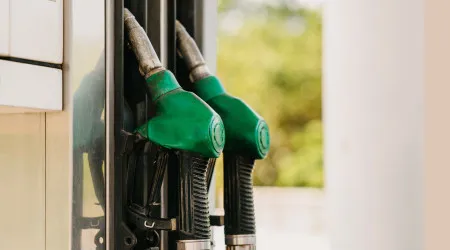 Carro a gasóleo ou gasolina? Saiba se é melhor atestar já ou esperar 