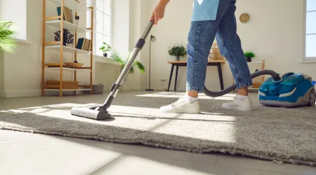 Costuma fazer isto enquanto aspira a sua casa? Tome cuidado
