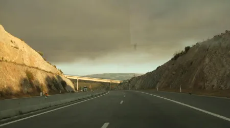 A25 continua cortada após capotamento de pesado em Fornos de Algodres