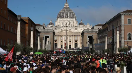 Na despedida de Francisco, muitos lamentam não existir procissão por Roma