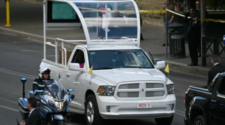 Este foi o carro que transportou Papa Francisco no seu último adeus