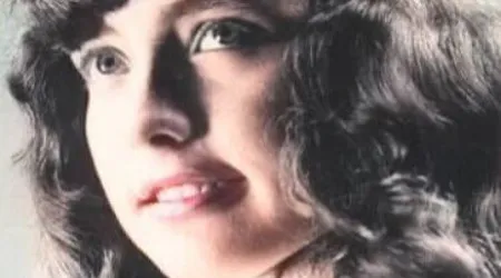 Reconhece esta cara? É uma cantora portuguesa com 50 anos de carreira