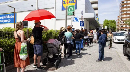 Pão, água, velas, pilhas... Corrida aos 'supers' deixa prateleiras vazias
