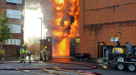 Bombeiros combatem grande incêndio em subestação elétrica em Londres