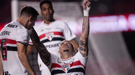 São Paulo vence de 'cambalhota' com Cédric Soares a titular
