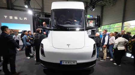 Camião elétrico da Tesla começa a ser produzido em massa ainda este ano